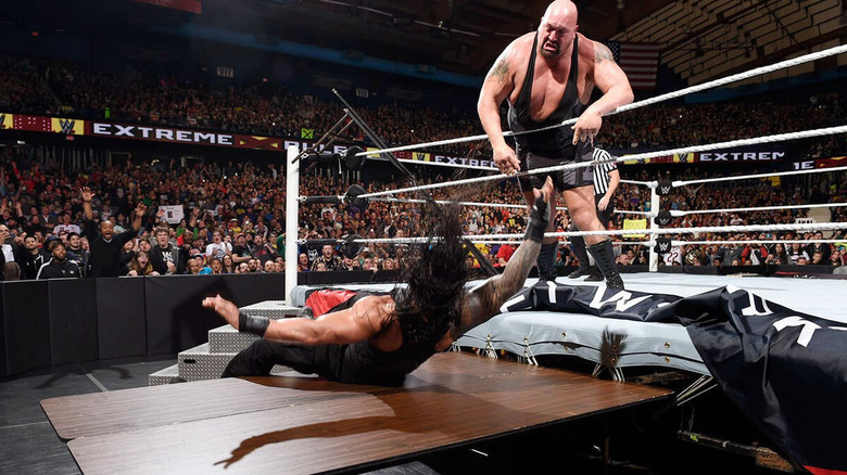 Big Show Choke Slams Roman Reigns sobre la cuerda superior, a través de dos mesas en el suelo de abajo, durante su último partido de pie en Extreme Rules en 2015.