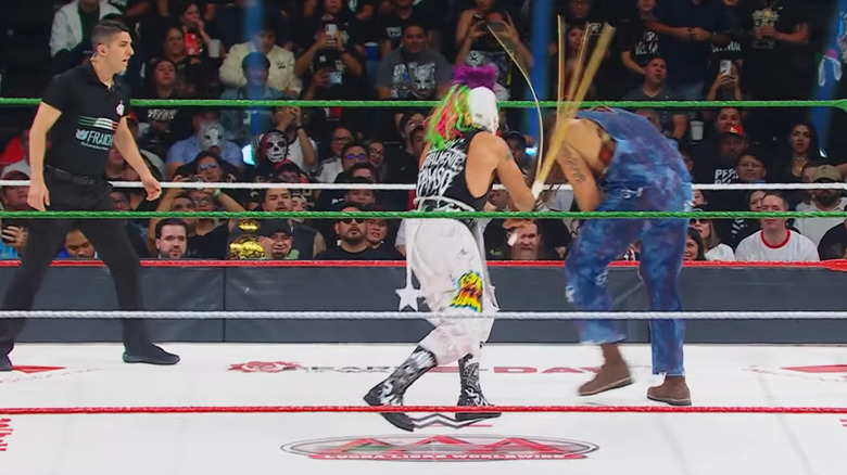 Psycho Clown hits El Carnicero with a kendo stick