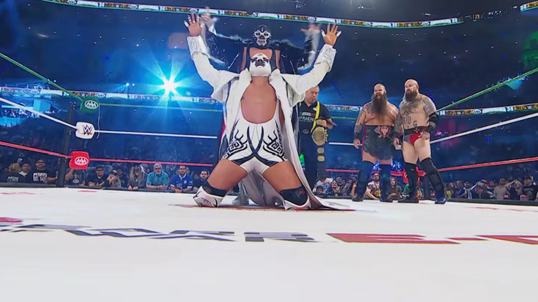 Galeno & El Hijo de Dr. Wagner Jr. in the ring with the War Raiders