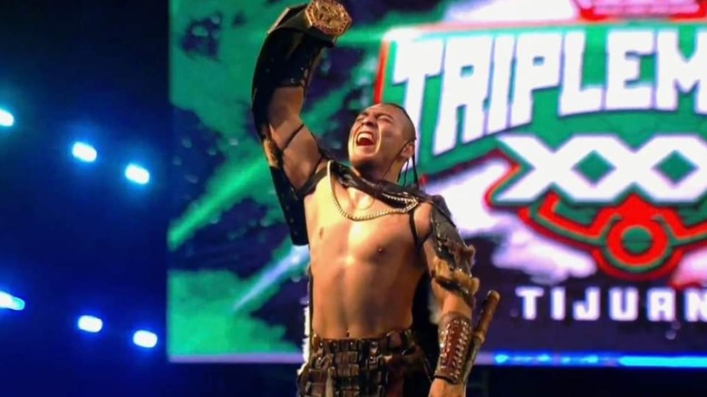El Hijo del Vikingo holds up Mega Title