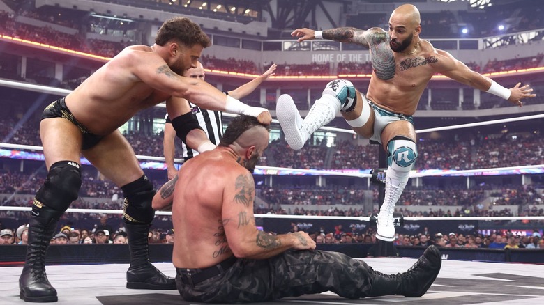 Ataque MJF y Ricochet Mark Briscoe