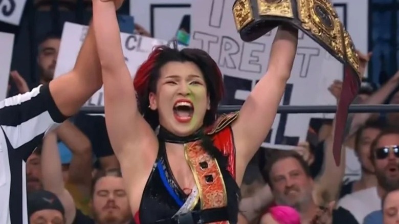 Hikaru Shida raises the AEW Women's World Title
