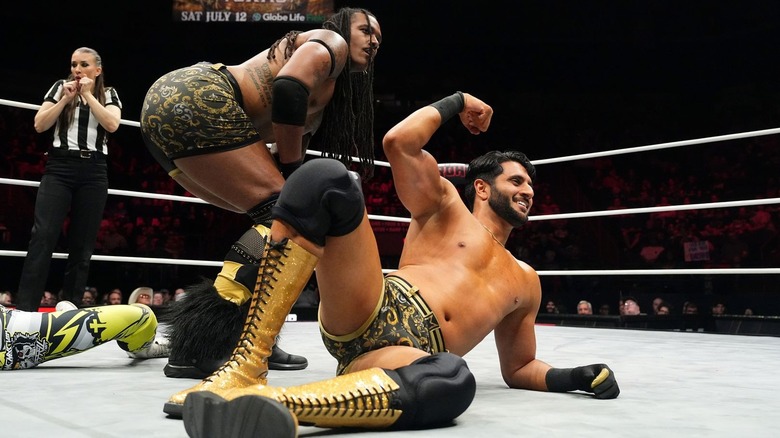 MxM pose in the ring