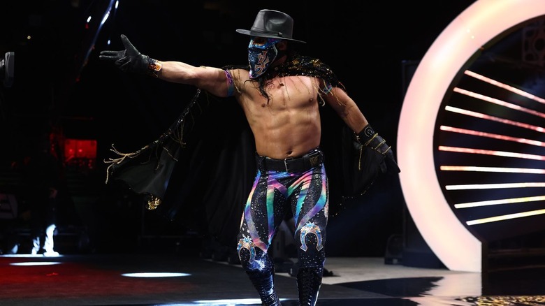 Bandido posing on the ramp