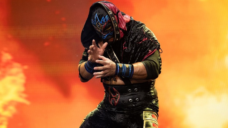 Hechicero posing
