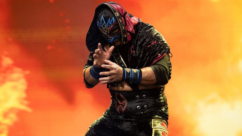 Hechicero posing