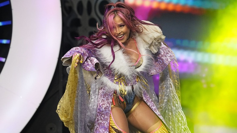 Mina Shirakawa's entrance