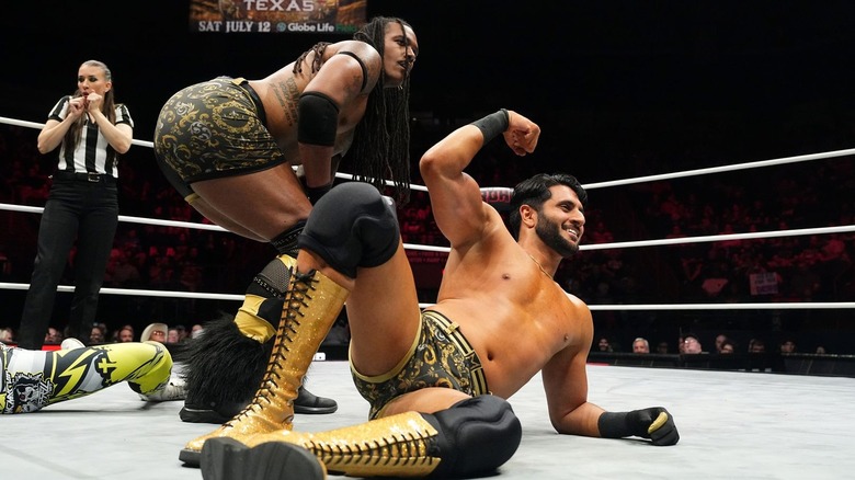 MxM pose in the ring