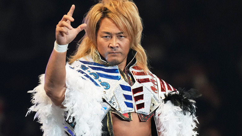 Hiroshi Tanahashi raises a hand