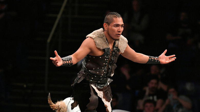 El Hijo del Vikingo posing