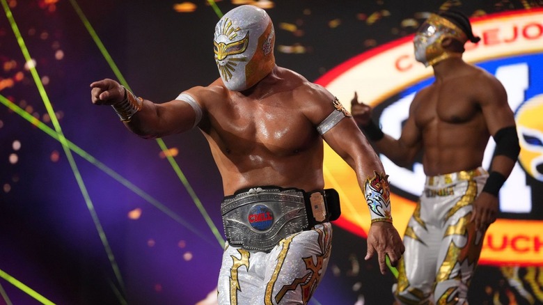 Mistico and Kevin Knight entrance