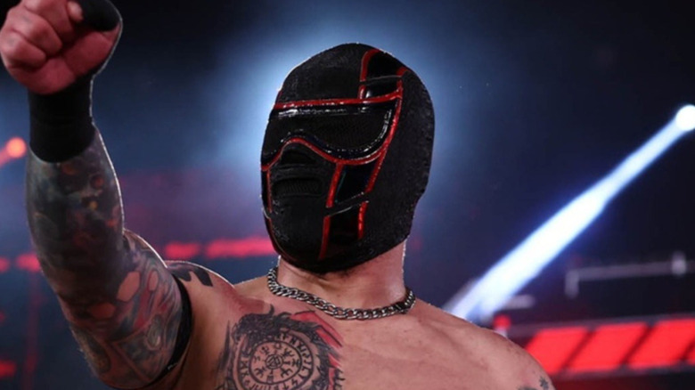 El Clon points dramatically