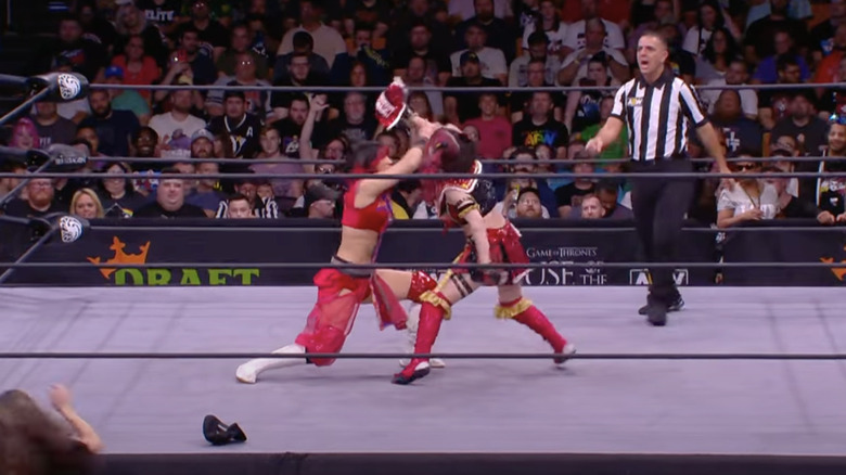 Shida catching Itoh's right hand