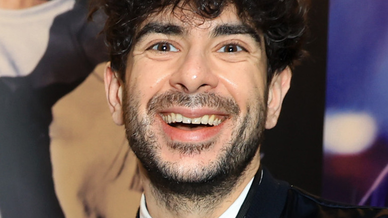 tony khan sonrió