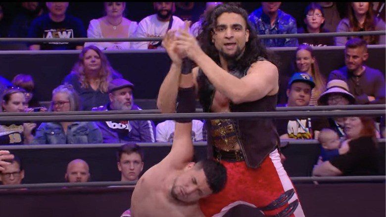 Akki manipulating Gonzalez's fingers