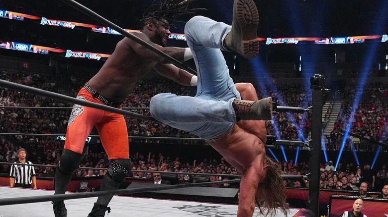 Swerve Strickland attempts to throw Orange Cassidy over the top rope at AEW Double or Nothing 2023.