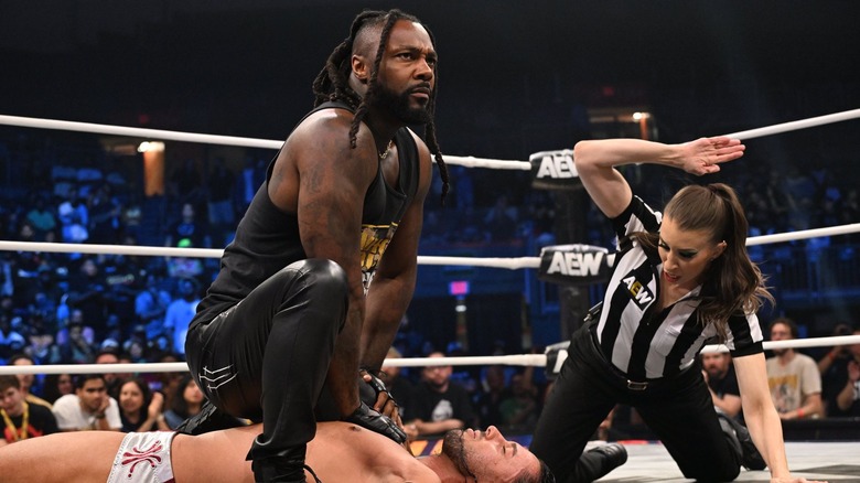 Swerve pins his opponent