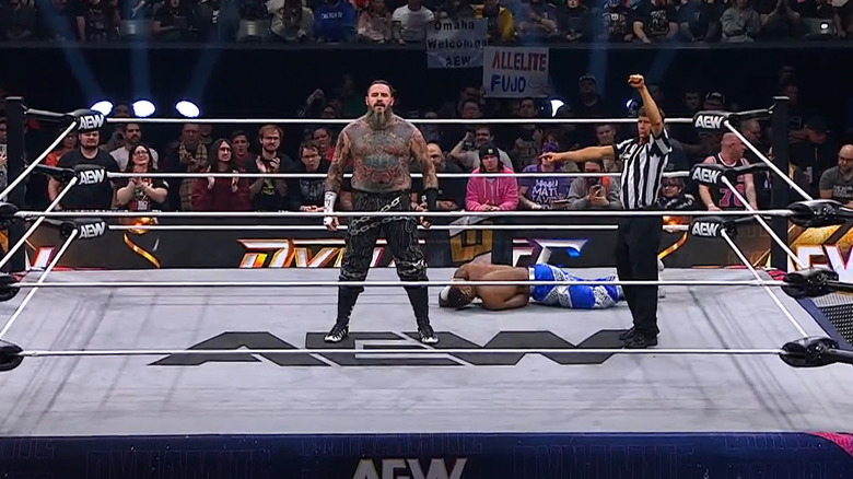 Brody King squashes Lee Johnson