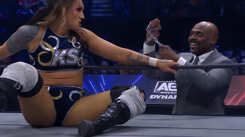 Stokely Hathaway offers Kris Statlander a chain