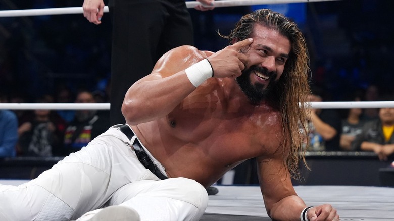 Andrade points at his head