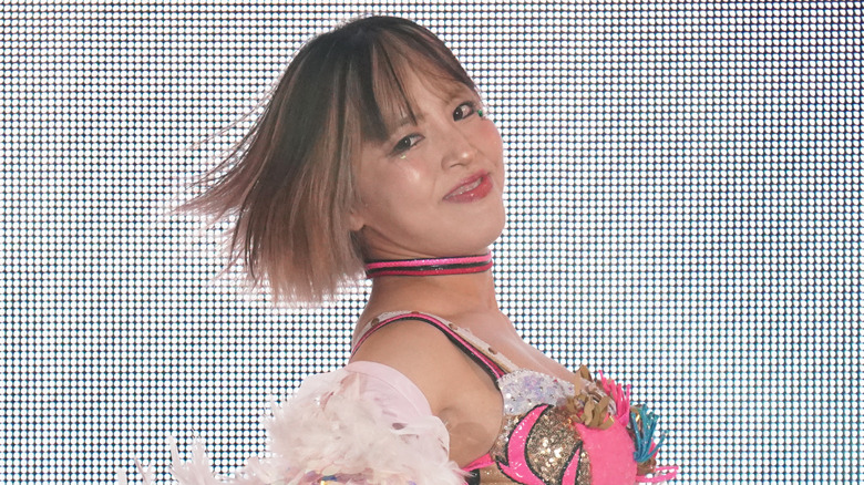 Mina Shirakawa makes an entrance