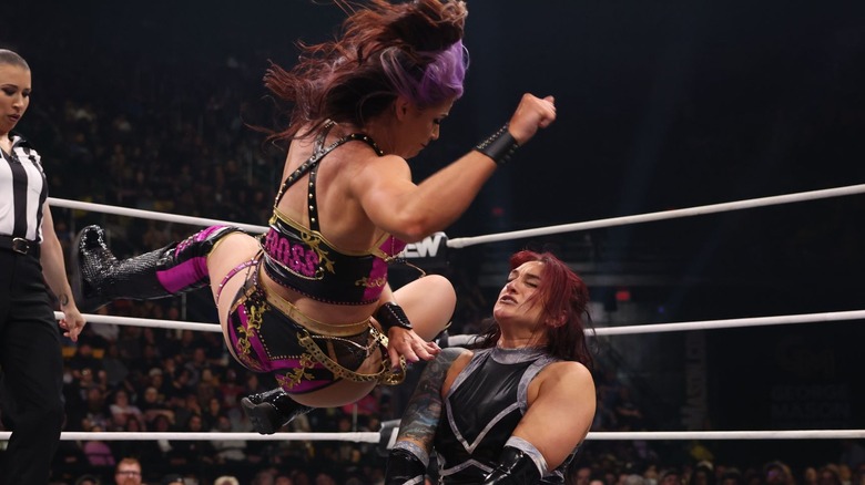 Lena Kross wipes out Kris Statlander with a lariat