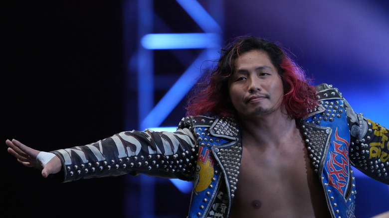 Hiromu Takahashi makes an entrance