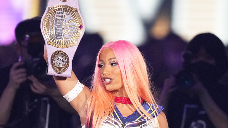 Mercedes Mone holds up title