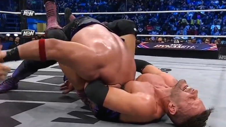 Nigel McGuinness chokes out Hechicero