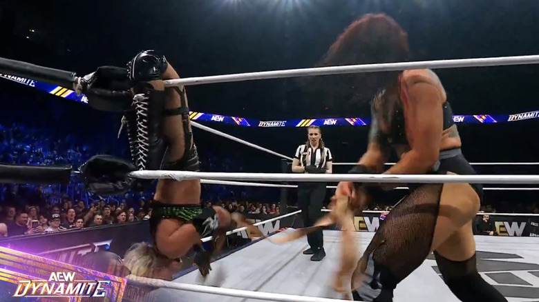 Thekla and Statlander brawling in the corner