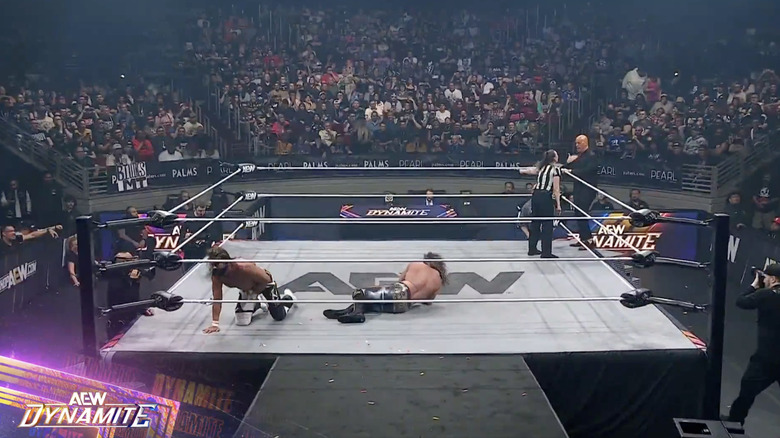 El Idolo and Omega in the ring