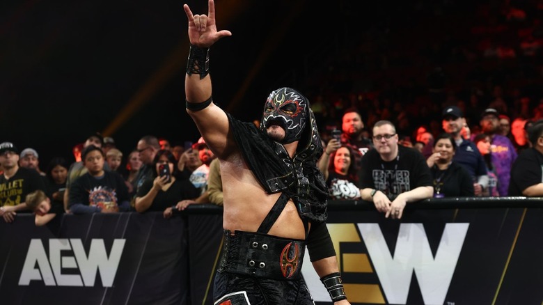 Hechicero shows love to the crowd