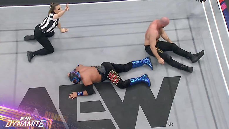 Hechicero and Moxley in the ring