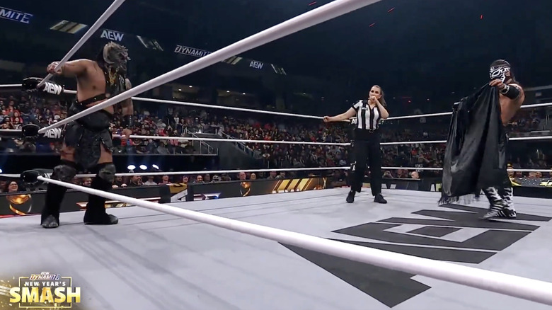 Bandido shaking his cape