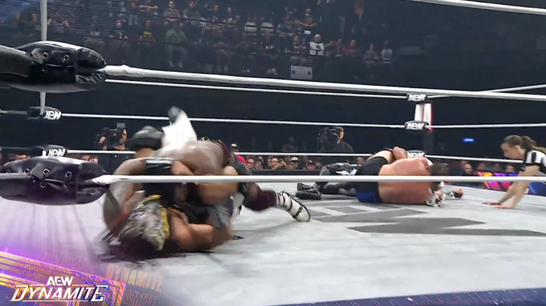 Mortos with a submission locked in on Hobbs, and Joe with a submission cinched in on Dralistico