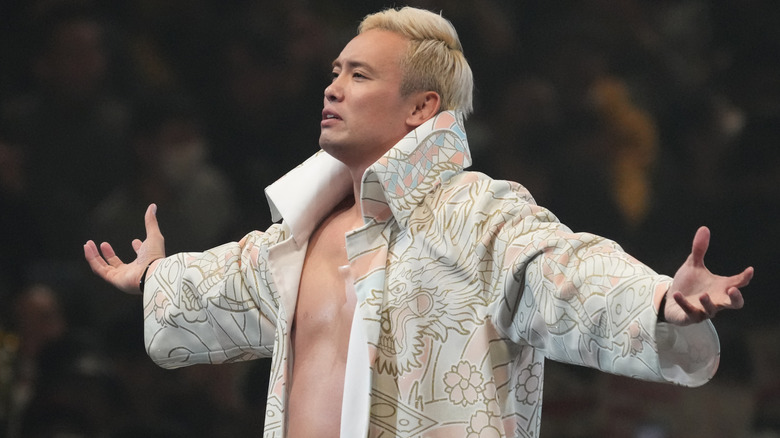 Okada posing in the ring