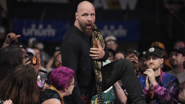 Moxley con il suo campionato continentale tra il pubblico