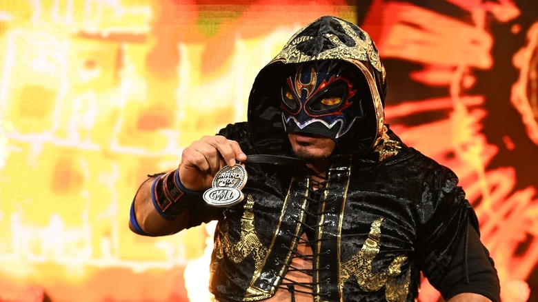 Hechicero makes his entrance.
