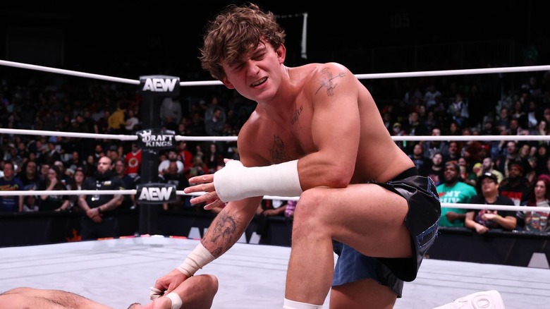 Gancho, haciendo una mueca