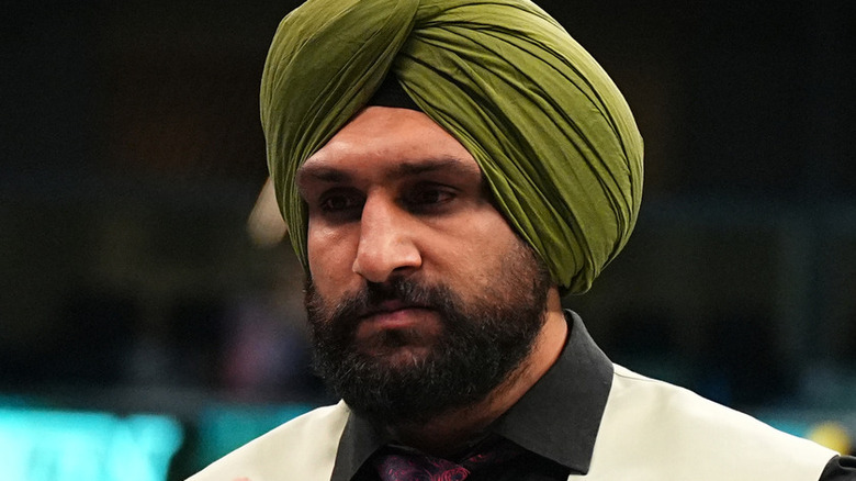 Satnam Singh menaces his opponent
