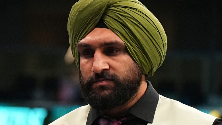Satnam Singh menaces his opponent