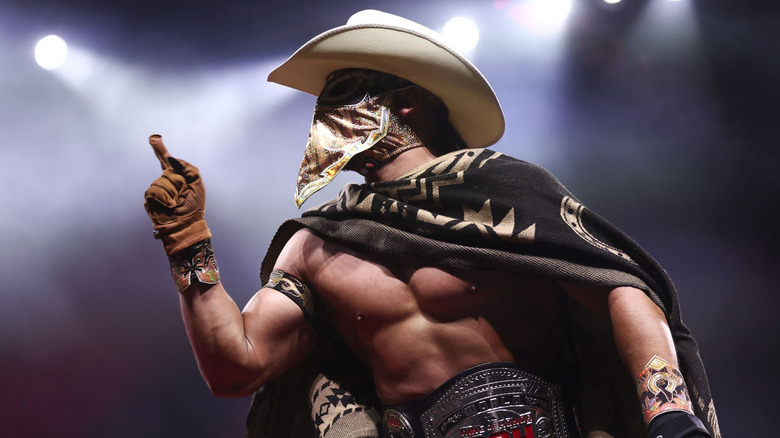 Bandido posing in the ring
