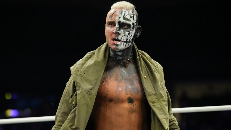 Darby Allin en el ring durante un episodio de