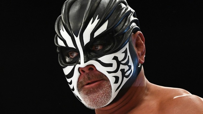 The Great Muta wearing his trademark mask