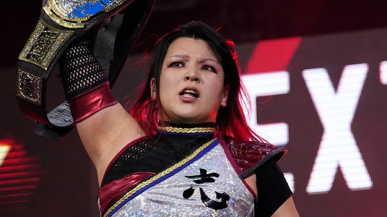 Hikaru Shida holding up the TBS Championship
