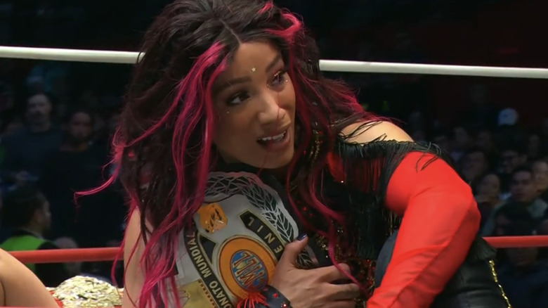 Mercedes Mone holds her CMLL World Women's Championship close to her chest.