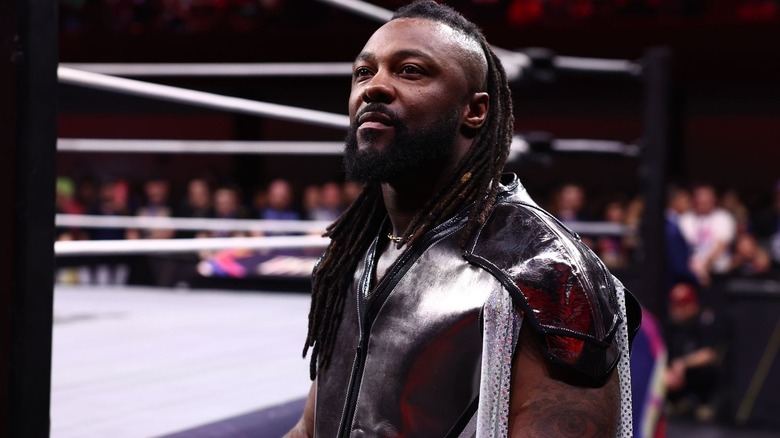 Swerve Strickland next to the ring