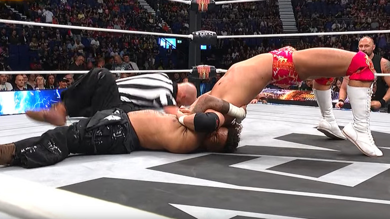 Yuya Uemura pinning Lio Rush