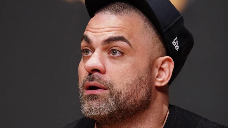 Eddie Kingston mirando hacia otro