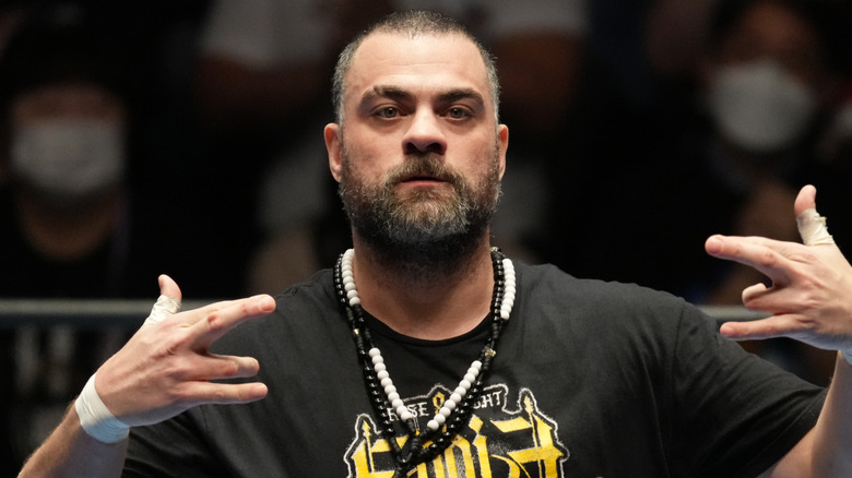 Eddie Kingston posing in a NJPW ring